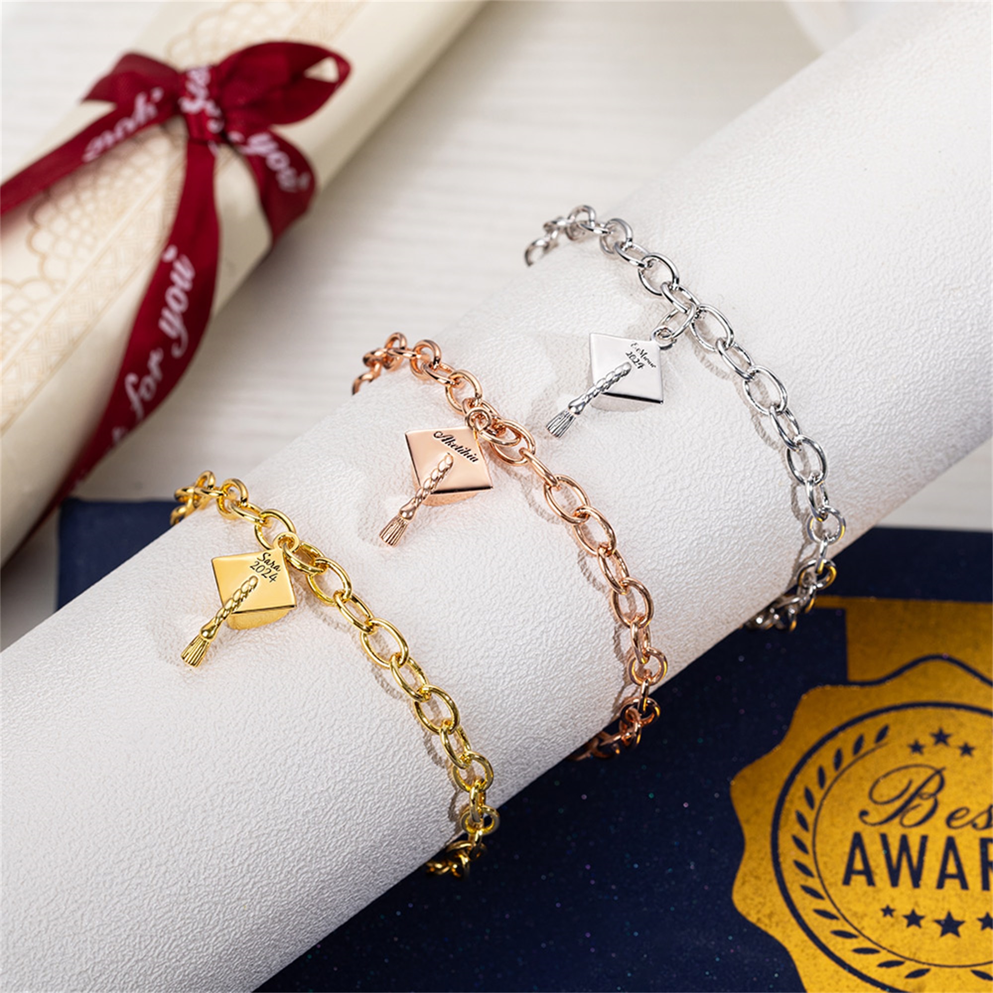 Bracelet pendentif de bonnet de graduation minimaliste personnalisé avec nom gravé Cadeau de graduation pour les gradués de la classe 2025