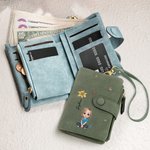 Gepersonaliseerde Cartoon Karakter Geboortebloem PU Leren Drievoudige Pols Tas met Naam Portemonnee Verjaardags Cadeau voor Vrouwen Meisjes