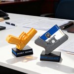 Gepersonaliseerd 3D Geprint Pistool Kaarthouder Plaquette met Naam Kantoor Bureau Decor Waardering Verjaardagscadeau voor Politie Veteranen Wapen Liefhebbers