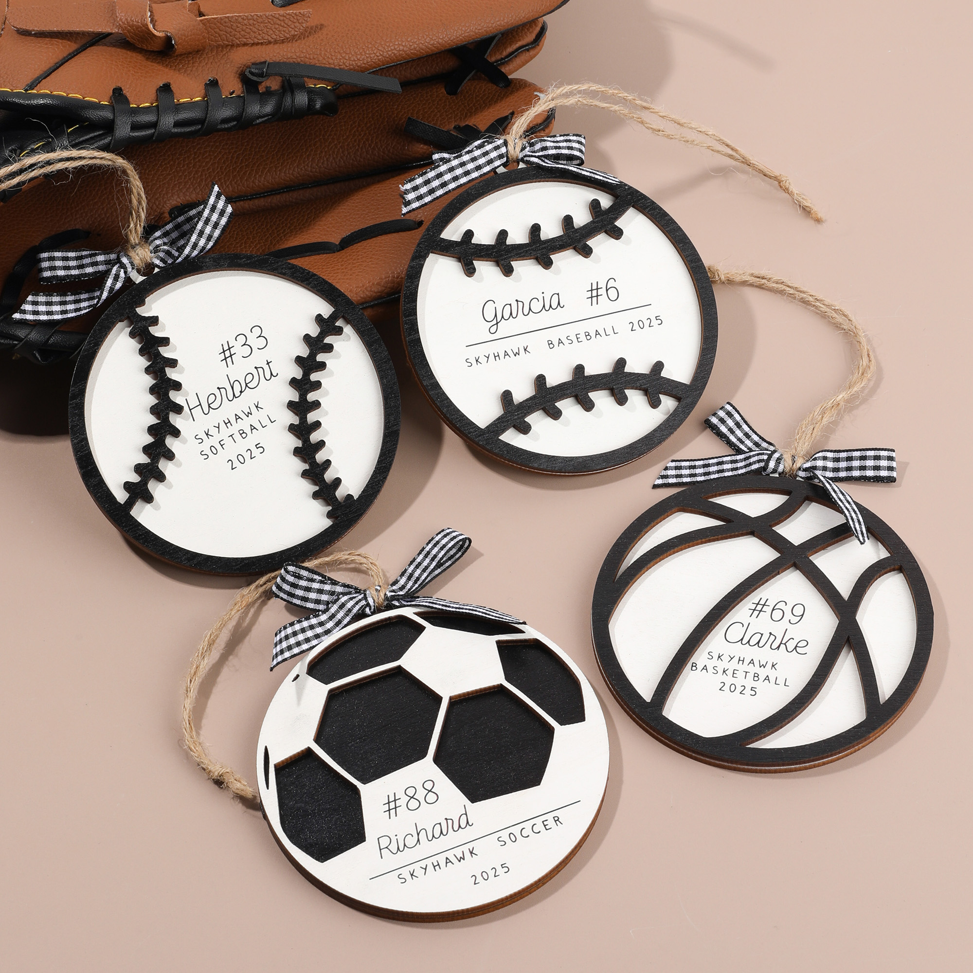 Ornement en bois personnalisé en forme de ballon de sport avec nom, numéro et année Décoration de festival Cadeau de Noël pour les amoureux du sport