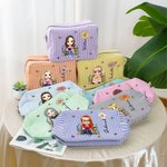 Personalizzato Cartoon lettura personaggio nascita fiore Multicolore strisce borsa trucco con nome e cerniera regalo di compleanno anniversario per donne ragazze