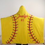 Personalisierte Softball Weiche Polar-Fleece Kapuzendecke mit Namen und Nummer Spieltag Geburtstag Geschenk für Trainer Mitspieler Ballsport-Liebhaber
