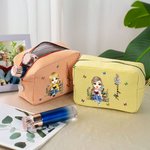 Personalizzato Cartoon lettura personaggio nascita fiore Multicolore strisce borsa trucco con nome e cerniera regalo di compleanno anniversario per donne ragazze