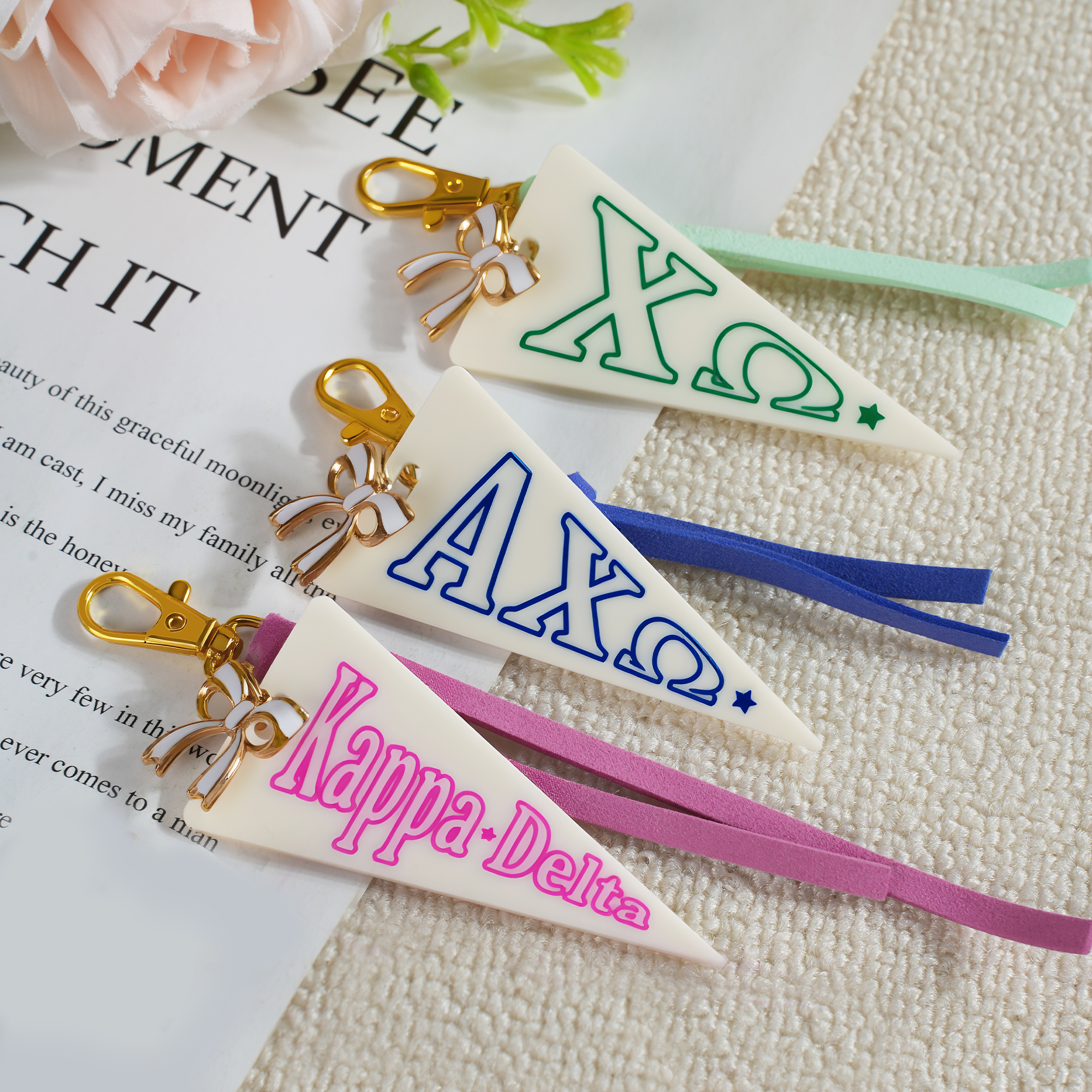 Porte-clés de nom de sororité multicolore personnalisé avec breloque en forme de noeud Founders' Day Bid Day Gift for Sorors | Callie × Affinity Licensing