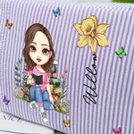 Personalizzato Cartoon lettura personaggio nascita fiore Multicolore strisce borsa trucco con nome e cerniera regalo di compleanno anniversario per donne ragazze