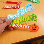 Porte-clés personnalisé en acrylique avec nom en forme de dinosaure bus multicolore Cadeau d'anniversaire pour enfants