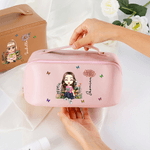 Gepersonaliseerde Cartoon Lezen Karakter Geboorte Bloem Wijd Opening PU Lederen Make-up tas met naam Travel Essentials Dagelijks gebruik Verjaardagscadeau voor vrouwen