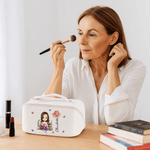 Gepersonaliseerde Cartoon Lezen Karakter Geboorte Bloem Wijd Opening PU Lederen Make-up tas met naam Travel Essentials Dagelijks gebruik Verjaardagscadeau voor vrouwen