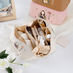 Gepersonaliseerde Cartoon Lezen Karakter Geboorte Bloem Wijd Opening PU Lederen Make-up tas met naam Travel Essentials Dagelijks gebruik Verjaardagscadeau voor vrouwen