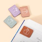 Gepersonaliseerde Geboortebloem Magnetische PU-leer Bladwijzerclip  met Naam Verjaardagscadeau voor Boekenliefhebbers en Boekenwurmen