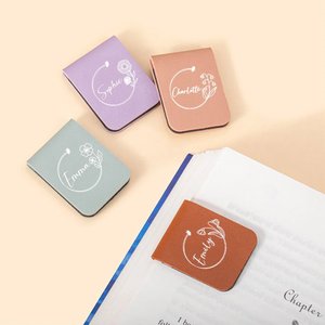 Gepersonaliseerde Geboortebloem Magnetische PU-leer Bladwijzerclip  met Naam Verjaardagscadeau voor Boekenliefhebbers en Boekenwurmen