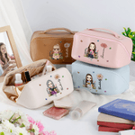 Gepersonaliseerde Cartoon Lezen Karakter Geboorte Bloem Wijd Opening PU Lederen Make-up tas met naam Travel Essentials Dagelijks gebruik Verjaardagscadeau voor vrouwen