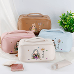 Gepersonaliseerde Cartoon Lezen Karakter Geboorte Bloem Wijd Opening PU Lederen Make-up tas met naam Travel Essentials Dagelijks gebruik Verjaardagscadeau voor vrouwen