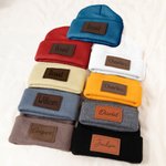Chapeau bonnet chaud multicolore personnalisé avec nom patch en cuir PU Utilisation quotidienne Anniversaire Cadeau de douche de bébé pour 3 mois à 4 ans Bébé Toddler