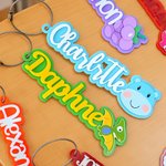 Porte-clés personnalisé en acrylique avec nom en forme de dinosaure bus multicolore Cadeau d'anniversaire pour enfants