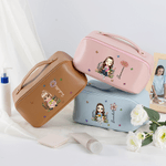 Gepersonaliseerde Cartoon Lezen Karakter Geboorte Bloem Wijd Opening PU Lederen Make-up tas met naam Travel Essentials Dagelijks gebruik Verjaardagscadeau voor vrouwen