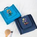 Personalisierte Kulturtasche mit Gestickten Geburtsblumen und Namen inklusive Spiegel Haken und Fächern Reisezubehör Geburtstag Geschenk für Damen