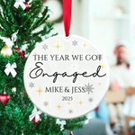 Gepersonaliseerd Romantisch Sterren Naam Keramisch Ornament met 2 Linten en Jaar Kerstboom Decor Verloving Cadeau voor Pasgetrouwden Paren