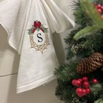 Personlig broderad båge julram 100% bomull mjuk handduk med initial Housewarming julbröllopspresent till henne
