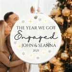 Gepersonaliseerd Romantisch Sterren Naam Keramisch Ornament met 2 Linten en Jaar Kerstboom Decor Verloving Cadeau voor Pasgetrouwden Paren
