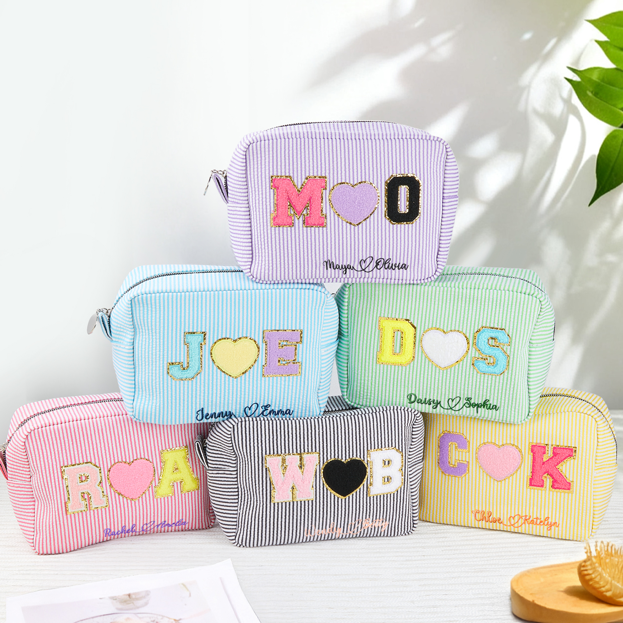 Trousse de maquillage en forme de coeur brodée avec nom et rayures pour le voyage quotidien Cadeau de mariage et d'anniversaire pour les femmes Demoiselles d'honneur