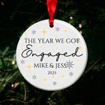 Gepersonaliseerd Romantisch Sterren Naam Keramisch Ornament met 2 Linten en Jaar Kerstboom Decor Verloving Cadeau voor Pasgetrouwden Paren