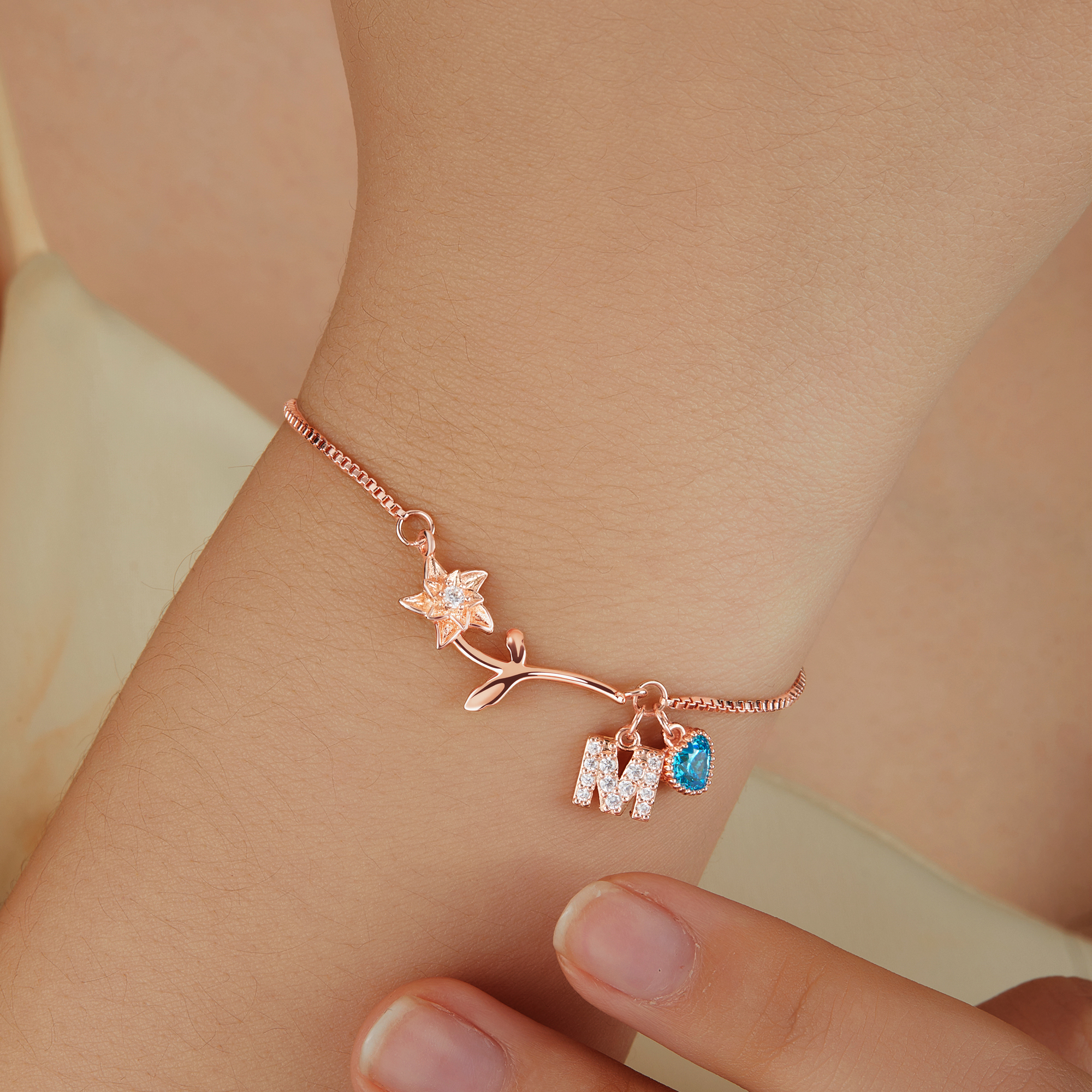 Bracelet personnalisé avec pierre de naissance - Breloques d'initiale et de fleur de naissance - Cadeau anniversaire Saint-Valentin pour les femmes