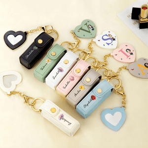 Personalizzato Cartoon Character Birth Flower Lipstick Case Portachiavi con nome iniziale e specchio a forma di cuore Compleanno Anniversario Regalo per le donne