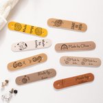 Personalisierte „Made by“ PU-Leder Häkel Strick Etiketten 10er Set mit Namen und Nieten Strickwaren Zubehör Geschenk für DIY Stricker Nähliebhaber