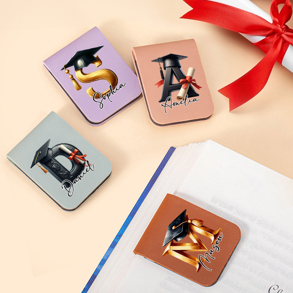 Personalizzato Multicolore Graduation Cap Initial Magnetic Leather Bookmark Clip with Name Graduation Gift for Friend Family (Regalo di laurea per ami