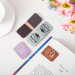 Personligt blommigt magnetiskt bokmärkesklämma i läder med namn och text Skolkontor Kontorsmaterial Födelsedagspresent för bokmalar