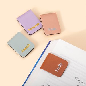 Personalisiertes minimalistisches magnetisches Lesezeichen aus PU-Leder mit Namen Geburtstagsgeschenk für Studierende Buchliebhaber Bücherwurm