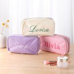Personlig flerfärgad necessär eller sminkväska med namnsbroderi för vardag och resor perfekt som födelsedags och bröllopspresent