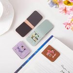 Personalisierter Magnetischer PU-Leder Lesezeichen-Clip mit Geburtsblume Cartoon-Charakter Initiale und Namen Geburtstag Geschenk für Bücherwürmer