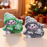 Gepersonaliseerd Multikleur Schattig Sneeuwpop Platte Kerstdecoratie met Kerstbalmotief Naam Kerst Cadeau voor Familie en Vrienden