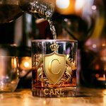 Personalisiertes 300ml Whiskey-Glas im Goldenen 3D-Wappen-Design mit Namen und Initiale Vatertag Weihnachten Geschenk für Herren Papa Whisky-Liebhaber