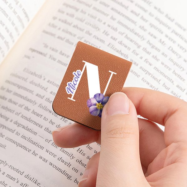 Segnalibro magnetico in pelle PU personalizzato con nome fiore e iniziale accessorio per letture regalo per amanti dei libri