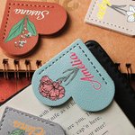 Marcapáginas personalizado en forma de corazón de cuero PU con flor de nacimiento y nombre regalo de cumpleaños para amantes de los libros