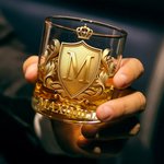 Personalisiertes 300ml Whiskey-Glas im Goldenen 3D-Wappen-Design mit Namen und Initiale Vatertag Weihnachten Geschenk für Herren Papa Whisky-Liebhaber