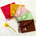 Écharpe à Pompons Personnalisée avec Nom et Motif Brodée de Fleurs Colorées Cadeau d’Anniversaire Mariage pour Femme