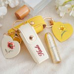 Personalisierte Geburt Blume PU Leder Lippenstift Tasche Schlüsselanhänger mit Namen und herzförmigen Spiegel Geburtstag Hochzeit Geschenk für Frauen