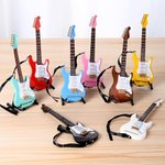 Mini chitarra personalizzata multicolore con tracolla Ornamento da esposizione con nome inciso Custodia Regalo di compleanno per chitarrista amante della musica