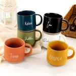 Personoitu 355 ml keraaminen kahvimuki jossa on keksiä muistuttava pohjaväri sopii kotiin ja toimistoon ja on hyvä syntymäpäivälahja