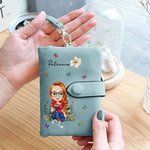 Personifierad tecknad läsfigur Födelseblomma Tri-Fold PU läder armband plånbok med korthållare och namn Födelsedagspresent för bokmalar