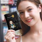 Personifierad tecknad läsfigur Födelseblomma Tri-Fold PU läder armband plånbok med korthållare och namn Födelsedagspresent för bokmalar