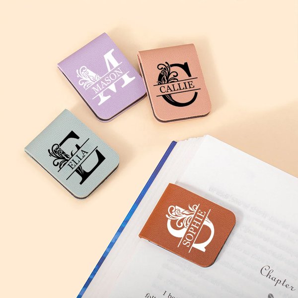 Gepersonaliseerde Bloemmotief PU-leer Magnetische Bladwijzerclip met Naam en Initiaal voor Lezen en Schrijven Verjaardagscadeau voor Boekenliefhebbers
