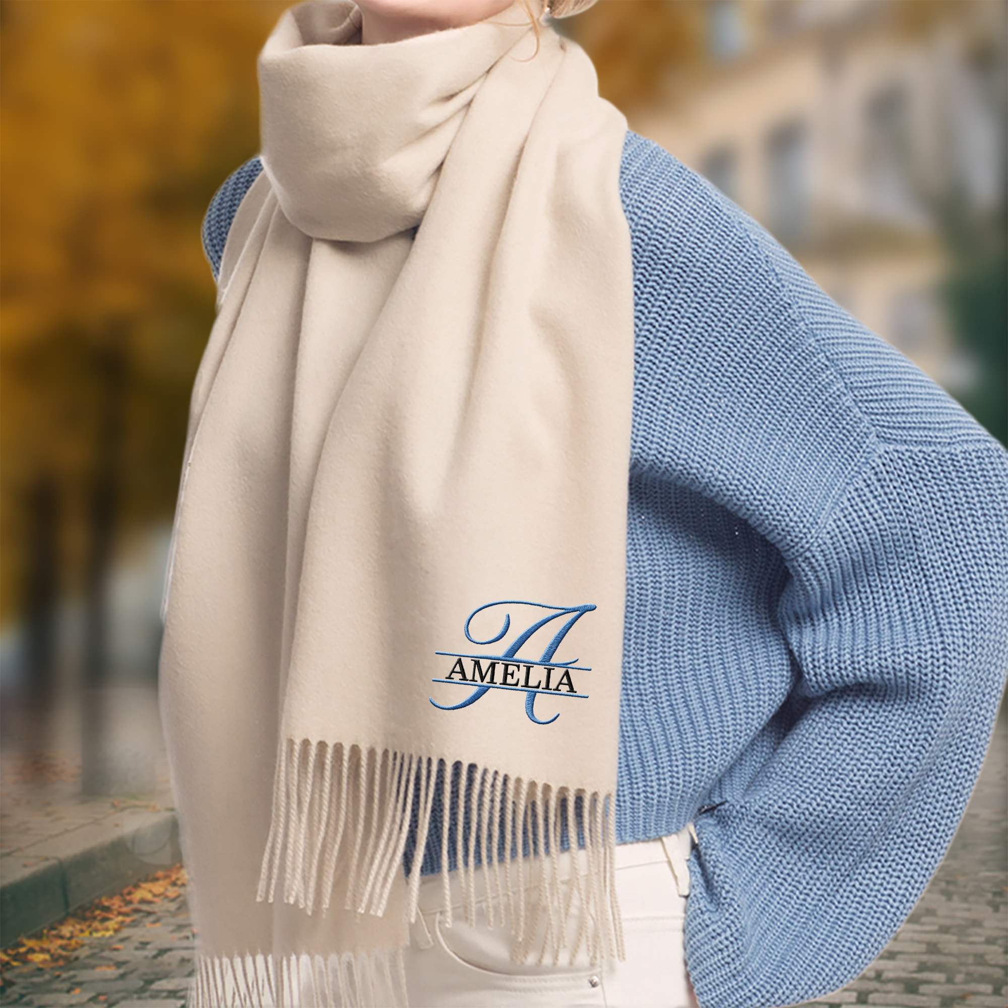 Echarpe douce et chaude brodée avec nom et pompon Accessoire d'hiver Cadeau de Noël et d'anniversaire pour les femmes