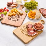 Tabla para cortar embutidos de madera personalizada con copo de nieve, sombrero navideño, inicial del nombre y asa Made in USA Decoración del hogar Regalo de inauguración de la casa para la familia