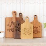 Tabla para cortar embutidos de madera personalizada con copo de nieve, sombrero navideño, inicial del nombre y asa Made in USA Decoración del hogar Regalo de inauguración de la casa para la familia