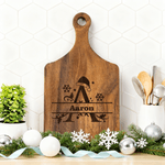 Tabla para cortar embutidos de madera personalizada con copo de nieve, sombrero navideño, inicial del nombre y asa Made in USA Decoración del hogar Regalo de inauguración de la casa para la familia